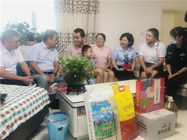 關愛篇丨佳節(jié)將至，新疆塔林鼎尚、烏魯木齊飲食服務行業(yè)協(xié)會、沙區(qū)天山農(nóng)商行攜手開展慰問幫扶活動
