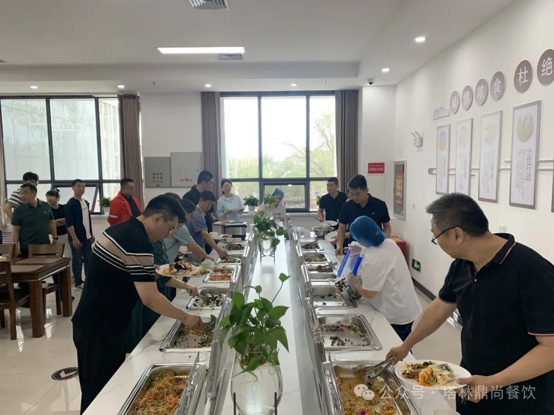搬遷頂烈日，食堂開餐忙。