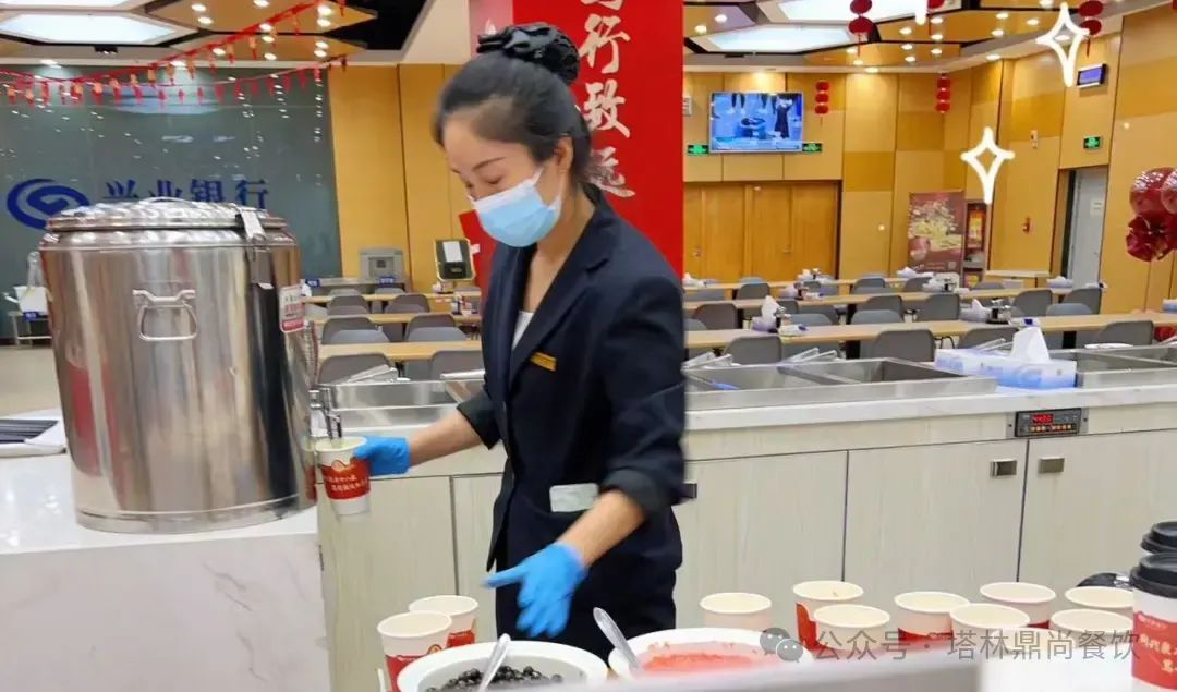 新疆塔林鼎尚餐飲烏市一分公司：立冬美食節(jié)，溫暖職工心
